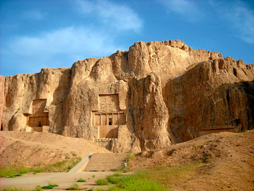Накше-Рустам – вырубленные в скале гробницы